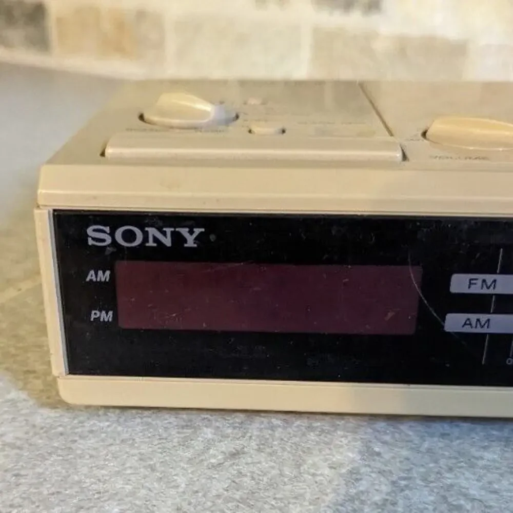 Sony Vintage AM/FM Alarm Clock Radio ICF-C2W Tan TESTED WORKS